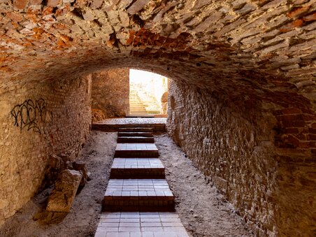 View through a historic tunnel with steps leading to light. | © Graz Tourismus - Harry Schiffer