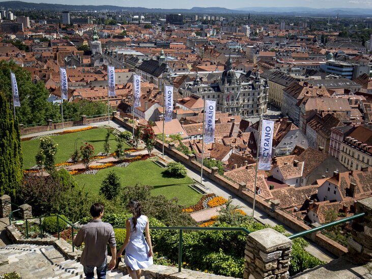 Blick auf Graz mit Herbersteingarten und Grazer Rathaus im Hintergrund. | © Graz Tourismus - Tom Lamm