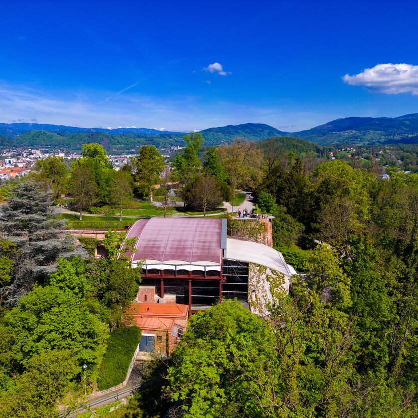  View of the Kasematten stage on the Schlossberg in Graz, surrounded by nature. | © Graz Tourismus - Harry Schiffer