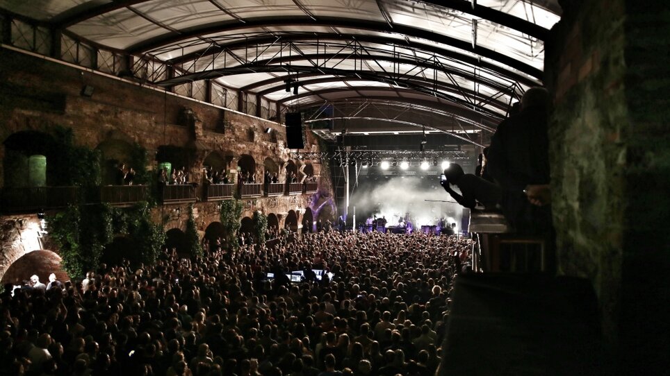 Ein vollbesetztes Konzert in den Kasematten am Schlossberg in Graz. | © Lucy Liu