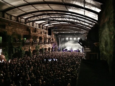 Ein vollbesetztes Konzert in den Kasematten am Schlossberg in Graz. | © Lucy Liu