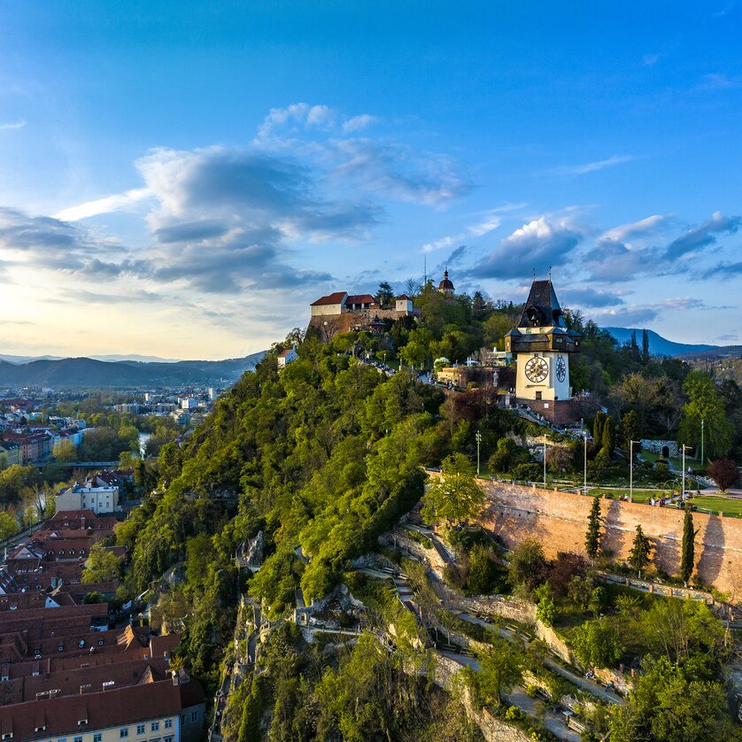 The Graz Clock Tower on Schlossberg in Graz and the city view. | © Graz Tourismus - eibl