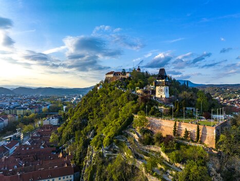 The Graz Clock Tower on Schlossberg in Graz and the city view. | © Graz Tourismus - eibl