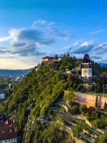 The Graz Clock Tower on Schlossberg in Graz and the city view. | © Graz Tourismus - eibl