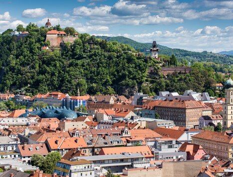 View of Graz with the Schlossberg, the Clock Tower and the Kunsthaus. | © Graz Tourismus - Harry Schiffer