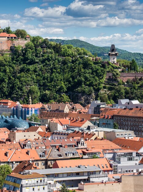 Blick auf Graz mit Schlossberg, Uhrturm und Kunsthaus. | © Graz Tourismus - Harry Schiffer