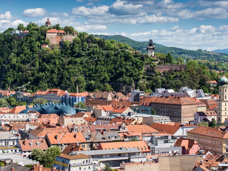 Blick auf Graz mit Schlossberg, Uhrturm und Kunsthaus. | © Graz Tourismus - Harry Schiffer