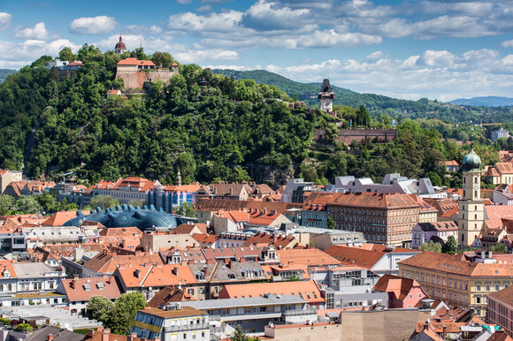 Blick auf Graz mit Schlossberg, Uhrturm und Kunsthaus. | © Graz Tourismus - Harry Schiffer