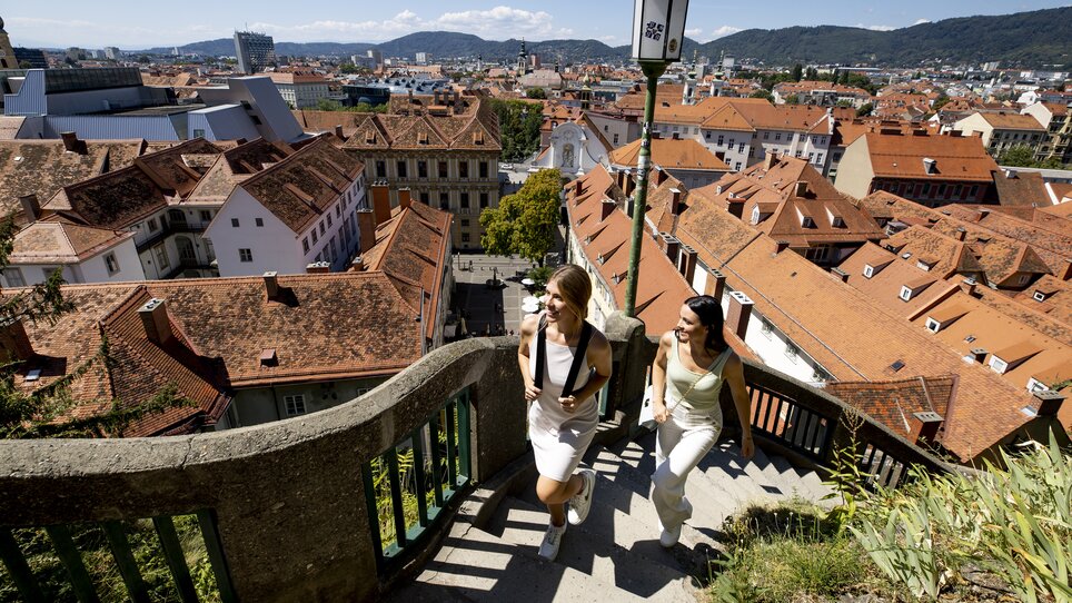 Two women are climbing the Schlossberg Trails in Graz. | © Graz Tourismus - Tom Lamm