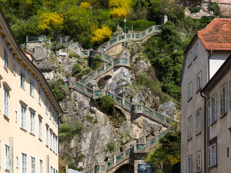 Families stroll towards the Schlossbergsteig in Graz on a beautiful day. | © Graz Tourismus - Harry Schiffer