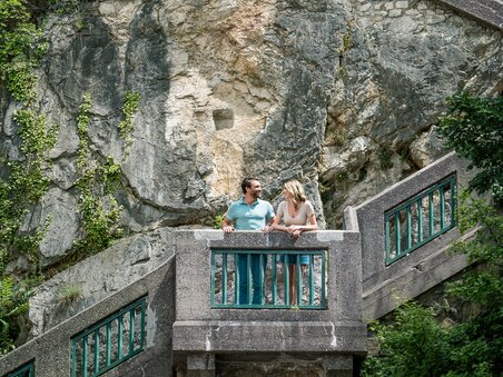 Ein Paar steht auf dem Schlossbergsteig und genießt die Aussicht. | © Graz Tourismus - Mias Photoart