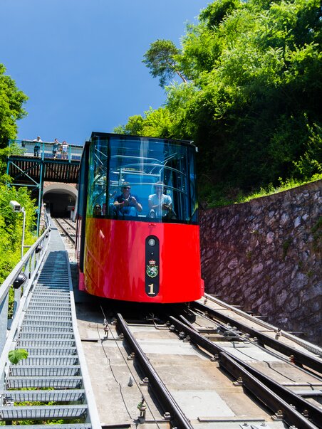 Die Schlossbergbahn in Graz bringt Fahrgäste den Hang hinauf. | © Graz Tourismus - Harry Schiffer