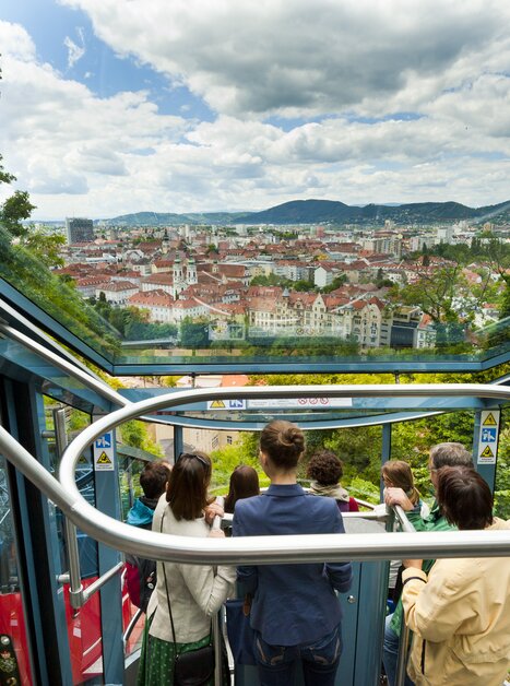 Fahrt mit der Schlossbergbahn in Graz mit Blick auf die Stadt. | © Graz Tourismus - Werner Krug