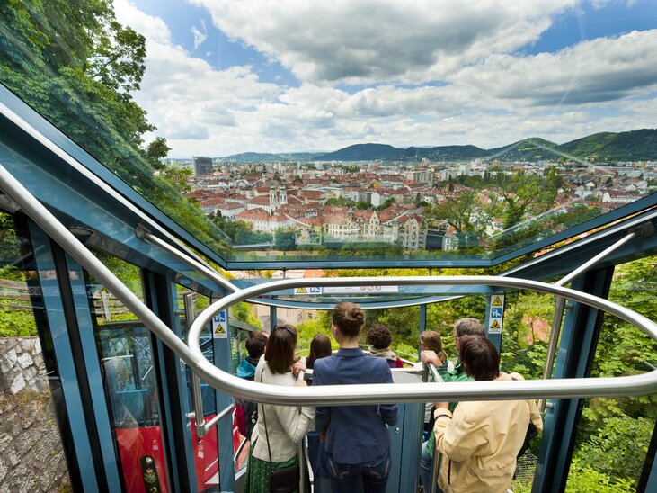 Corsia sulla Funicolare dello Schlossberg a Graz con vista sulla città. | © Graz Tourismus - Werner Krug