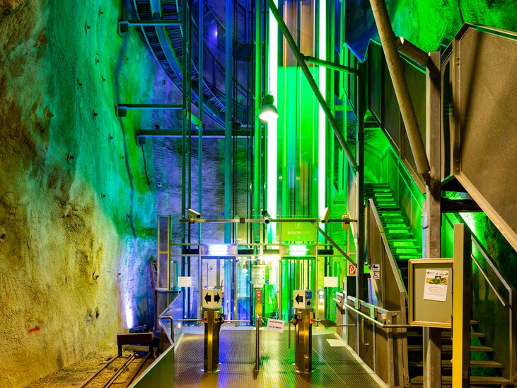 Modern elevator design in the Schlossberg, illuminated in green. | © Graz Tourismus - Harry Schiffer