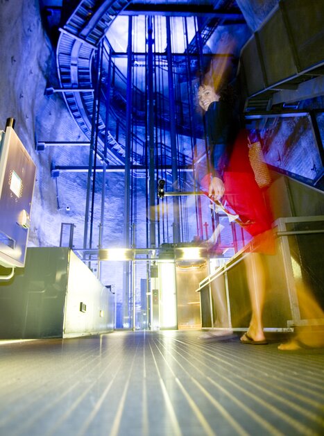 The Schlossberg Lift in the illuminated environment of the Schlossberg. | © Graz Tourismus - Tom Lamm