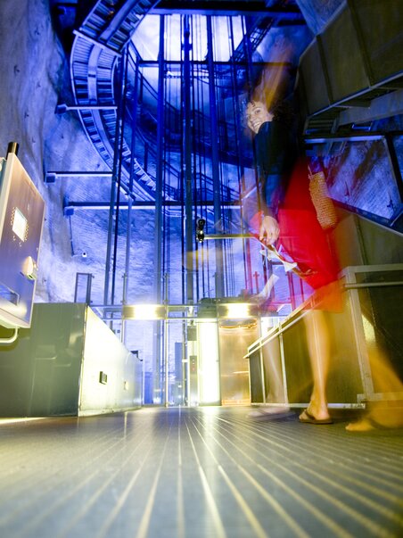 The Schlossberg Lift in the illuminated environment of the Schlossberg. | © Graz Tourismus - Tom Lamm