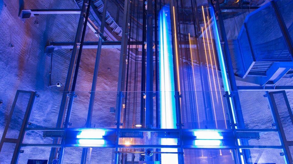 Beleuchteter Schlossberglift im Grazer Schlossberg. | © Graz Tourismus - Harry Schiffer