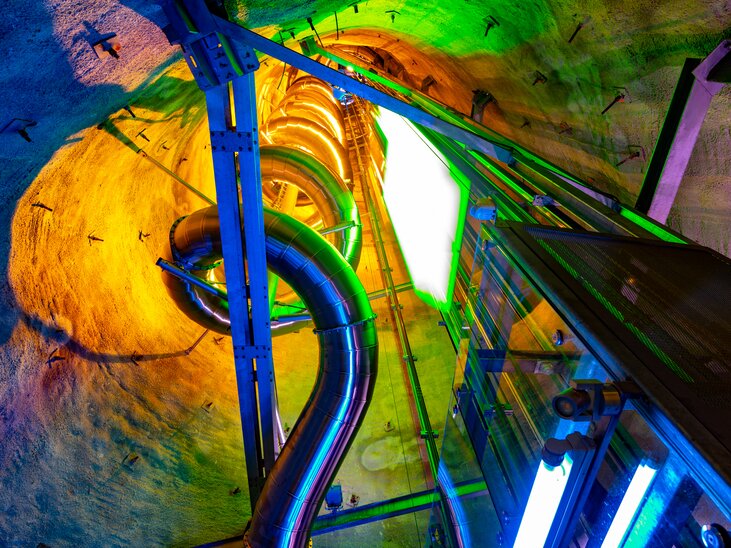 A view of the Schlossberg slide in Graz with colourful lights. | © Graz Tourismus - Harry Schiffer