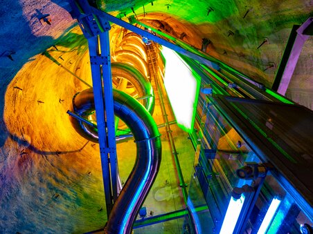 A view of the Schlossberg slide in Graz with colourful lights. | © Graz Tourismus - Harry Schiffer