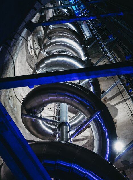 View from below of the illuminated Schlossberg slide in the Schlossberg in Graz. | © Diesel Heldentheater