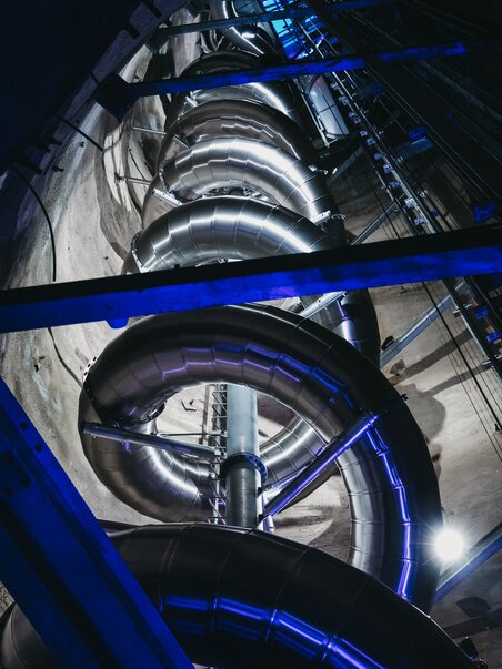 View from below of the illuminated Schlossberg slide in the Schlossberg in Graz. | © Diesel Heldentheater
