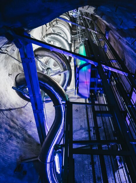 Blick auf die Schlossbergrutsche in Graz, mit bunten Lichtern. | © Diesel Heldentheater