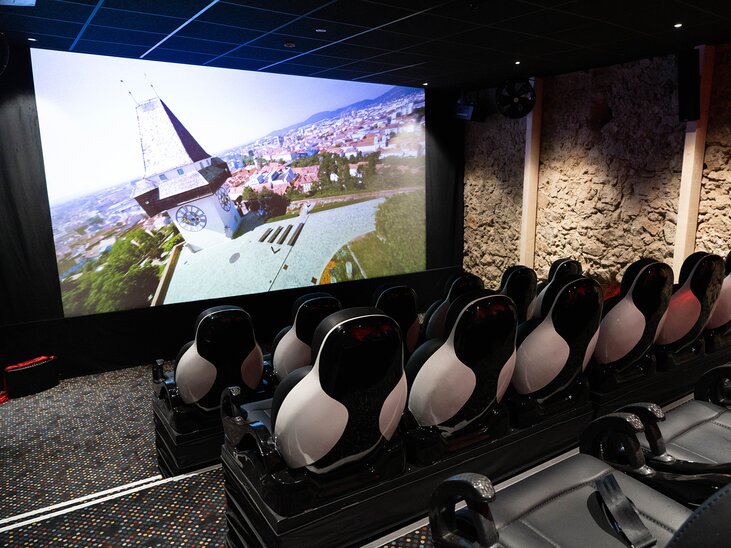 The adventure cinema in Graz featuring a large screen and special seating. | © Dieselkino