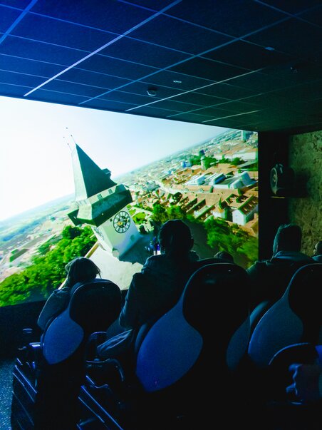 Visitatori del cinema 4D nello Schlossberg di Graz con la Torre dell'Orologio di Graz sullo schermo del cinema. | © Region Graz - Mias Photoart