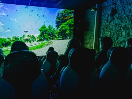 I visitatori nel cinema 4D vivono un’esperienza cinematografica immersiva. | © Region Graz - Mias Photoart