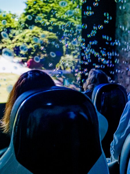 Visitatori che godono di un'esperienza cinematografica 4D con effetti speciali. | © Region Graz - Mias Photoart