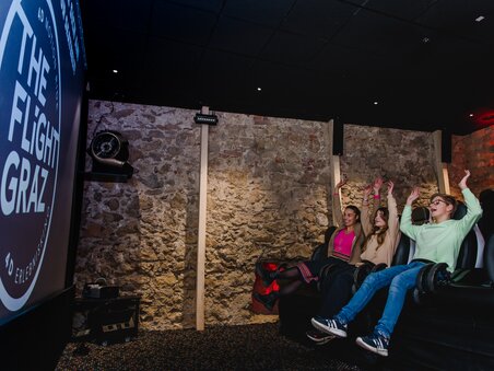 Ospiti che godono di un’esperienza cinematografica 4D al The Flight Graz. | © Region Graz - Mias Photoart