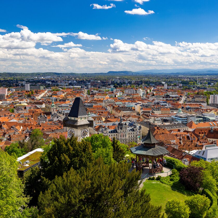 Blick über Graz mit dem Uhrturm am Schlossberg und der Mur. | © Graz Tourismus - Harry Schiffer