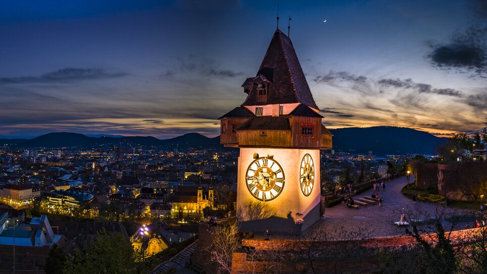 Panoramaansicht des Grazer Uhrturms bei Nacht. | © Graz Tourismus - eibl