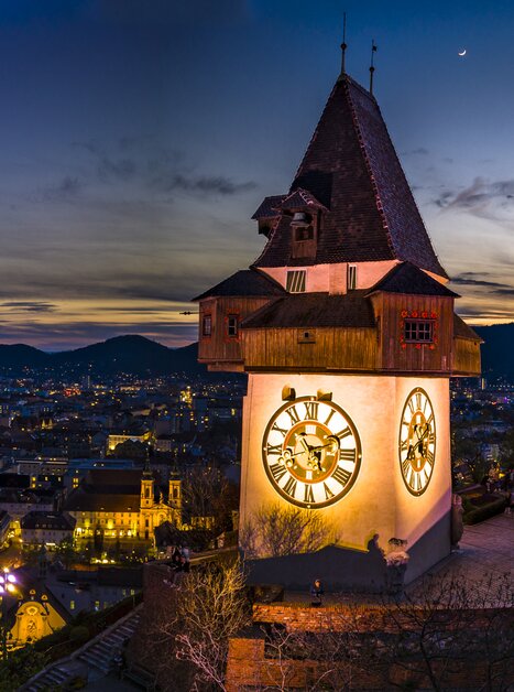 Panoramaansicht des Grazer Uhrturms bei Nacht. | © Graz Tourismus - eibl