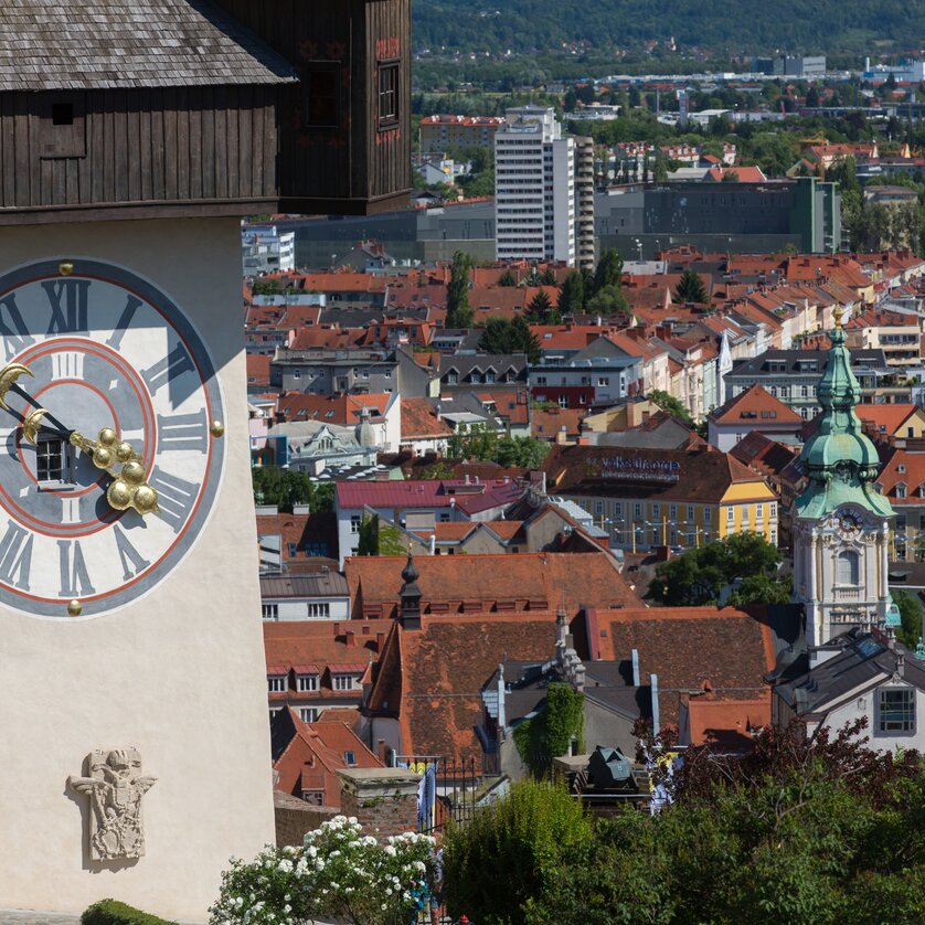 Blick auf den Uhrturm am Grazer Schlossberg über die Stadt Graz. | © Graz Tourismus - Harry Schiffer