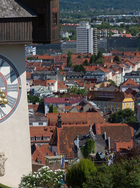 Blick auf den Uhrturm am Grazer Schlossberg über die Stadt Graz. | © Graz Tourismus - Harry Schiffer