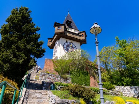View of the clock tower on Graz's Schlossberg on a clear day. | © Graz Tourismus - Harry Schiffer