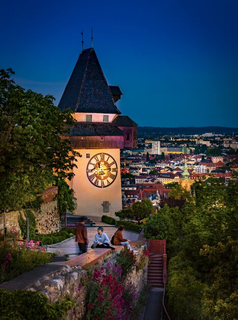 Der Grazer Uhrturm über der Stadt Graz bei Nacht. | © Graz Tourismus - Werner Krug