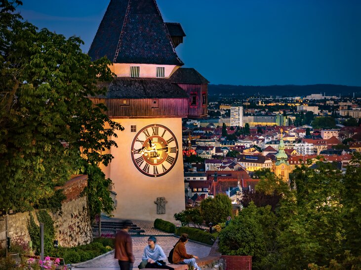 Der Grazer Uhrturm über der Stadt Graz bei Nacht. | © Graz Tourismus - Werner Krug