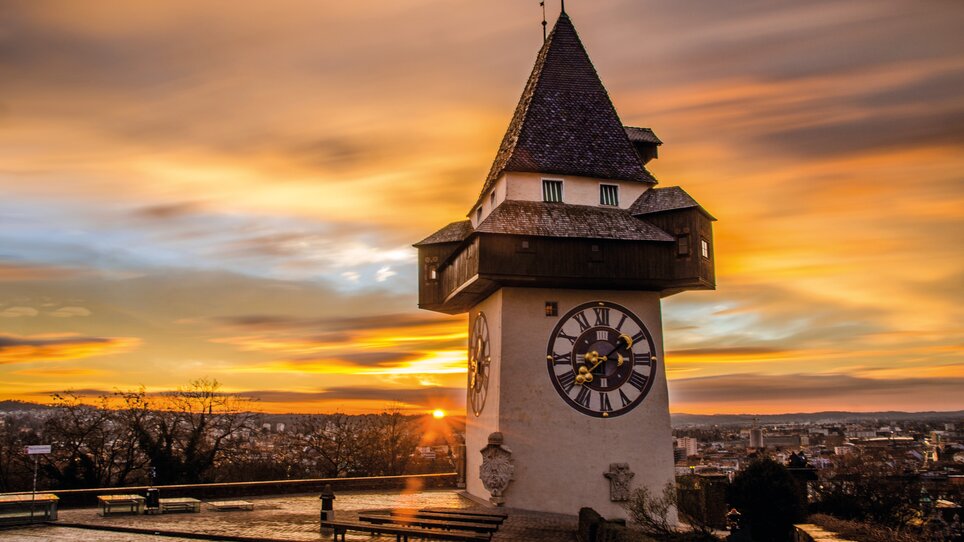 Der Grazer Uhrturm bei Sonnenuntergang über Graz. | © Graz Tourismus - Markus Spenger
