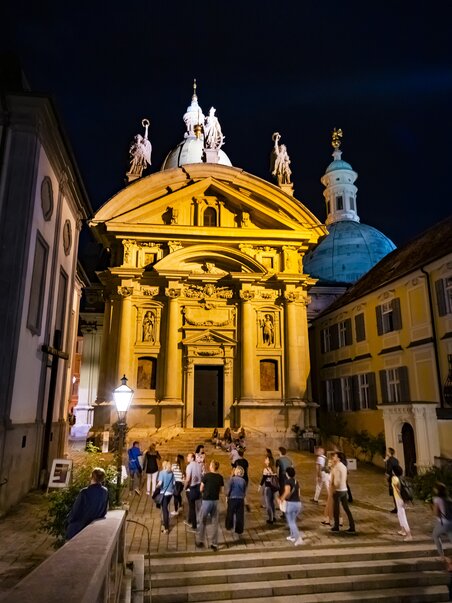 Geführter Abend-Rundgang vor dem Mausoleum in Graz bei Nacht. | © Graz Tourismus - Werner Krug