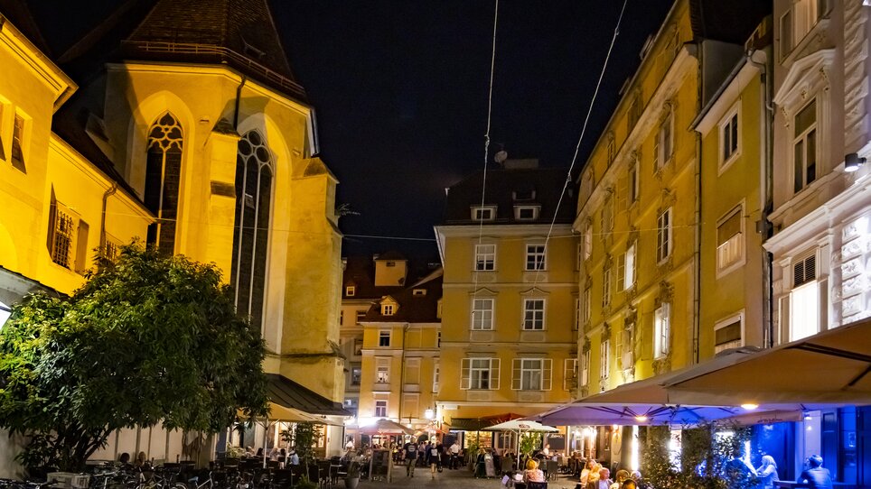 Belebte Plätze in Graz bei Nacht mit Restaurants und Lichtern. | © Graz Tourismus - Werner Krug