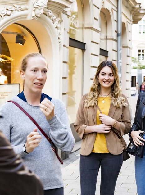 Eine Gruppe von Frauen unterhält sich während eines Rundgangs durch Graz. | © Graz Tourismus - Werner Krug