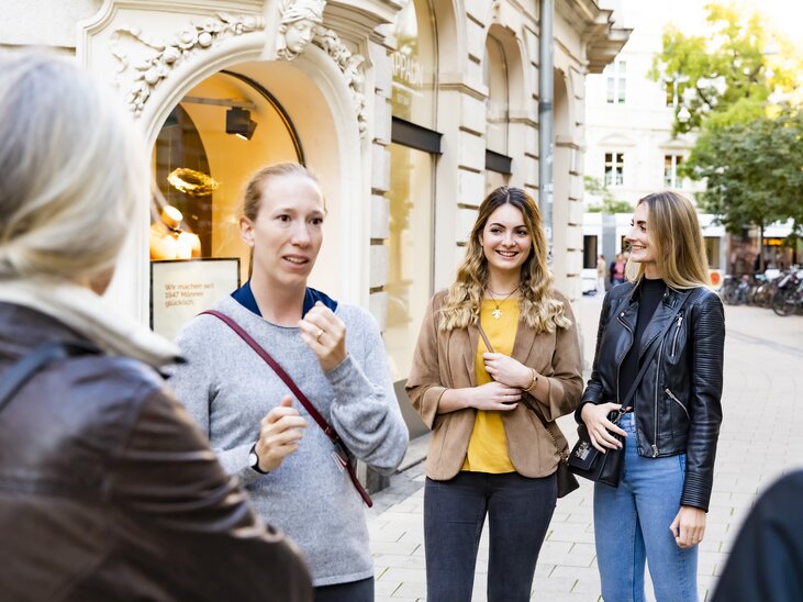 Eine Gruppe von Frauen unterhält sich während eines Rundgangs durch Graz. | © Graz Tourismus - Werner Krug