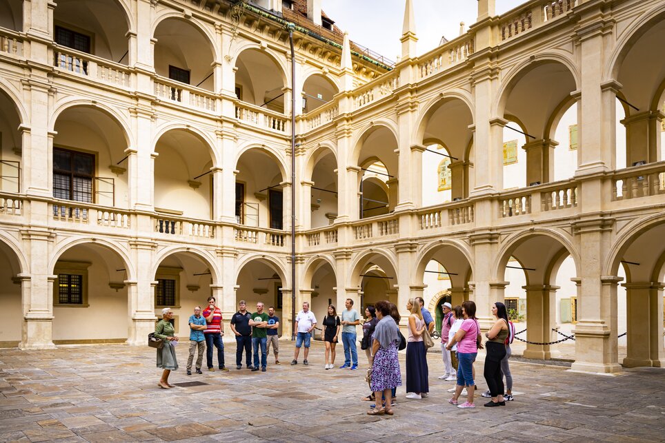 Group of tourists on a tour in the Landhaushof in Graz. | © Graz Tourismus - Werner Krug