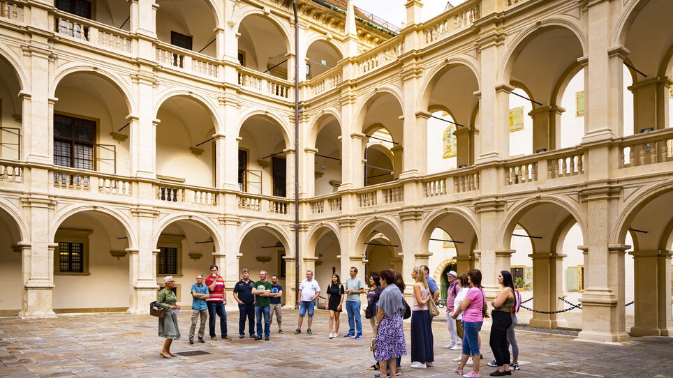 Group of tourists on a tour in the Landhaushof in Graz. | © Graz Tourismus - Werner Krug