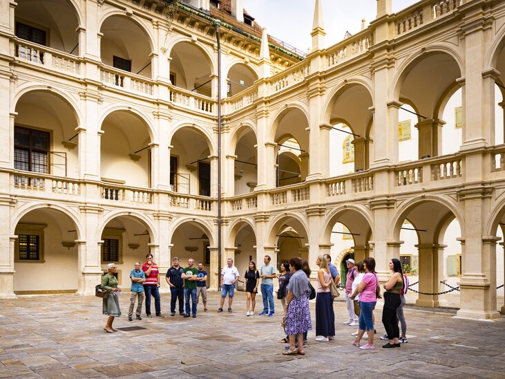 Group of tourists on a tour in the Landhaushof in Graz. | © Graz Tourismus - Werner Krug