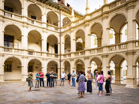 Gruppe von Touristen bei einem Rundgang im Grazer Landhaushof. | © Graz Tourismus - Werner Krug