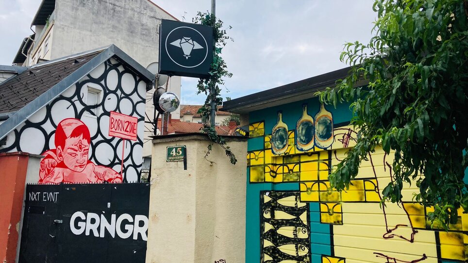 Wände mit buntem Graffiti und einem Schild in einem urbanen Umfeld in Graz. | © Graz Tourismus - Nadja Albrecht